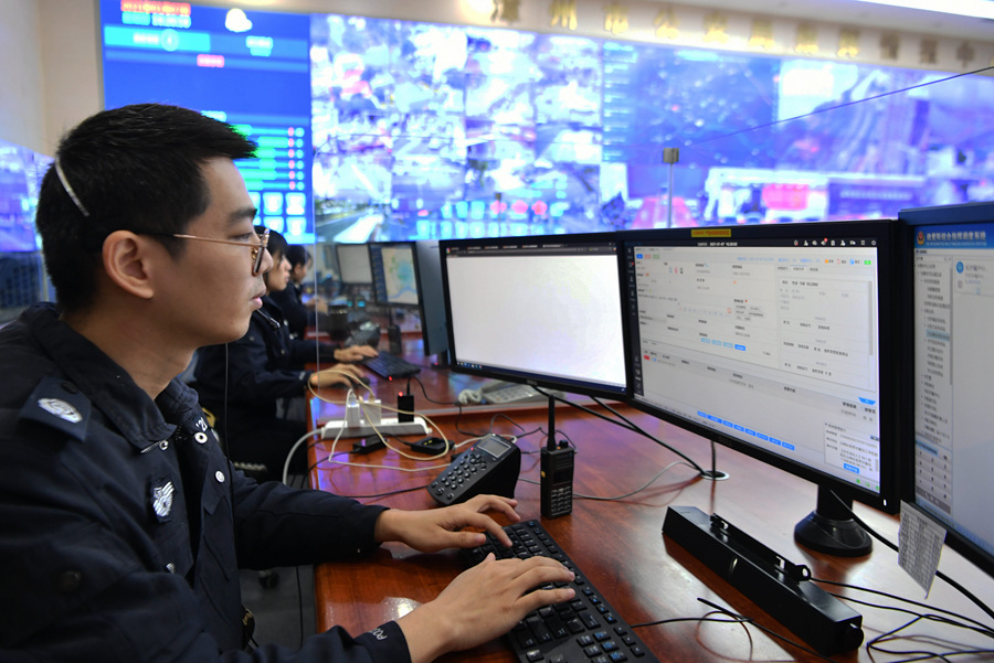 2021年1月7日,在漳州市公安局110指挥情报中心,民警针对报警情况进行处警调度。新华社记者 魏培全 摄