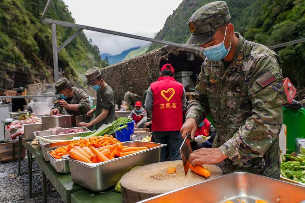 ↑9月3日，西藏军区青藏兵站部某旅和武警日喀则支队组成的保障分队在救援现场为救援一线人员提供伙食保障。新华社发（刘爽 摄）