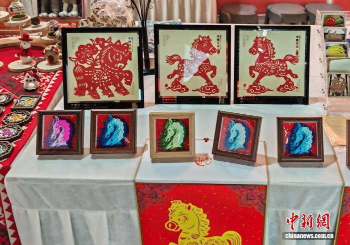 春节假期，融入非遗技艺和创新结构的马年立体剪纸在新疆美术馆展出。　胡嘉琛 摄