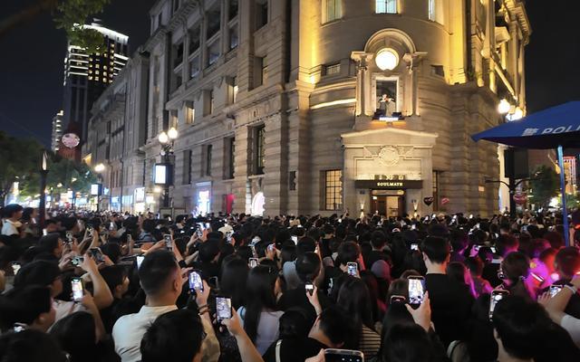江汉关街头秒变“露天演唱会”。
