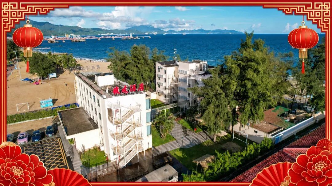 红色边框海边酒店风景.jpg