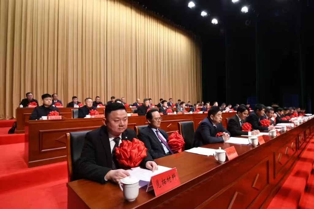 新春第一会,阜阳市43名企业家在主席台就座。 阜阳发布 供图