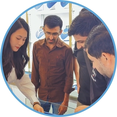 楼依洋（左一）为外国客商介绍饰品。　　吴峰宇摄（人民视觉）