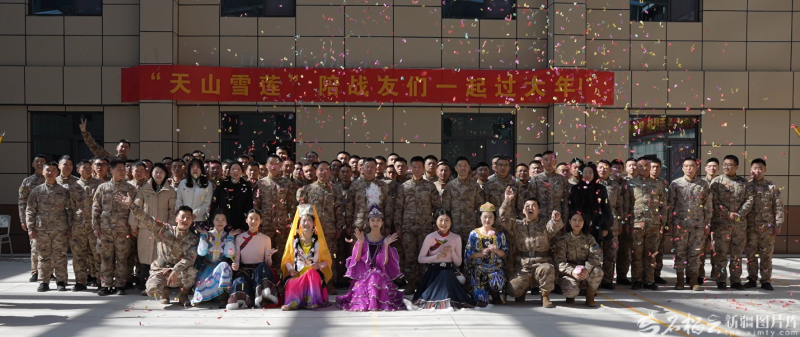 2月17日，“天山雪莲”理论文化服务队队员们和高原驻训官兵们合影留念。图/西部战区空军某部提供