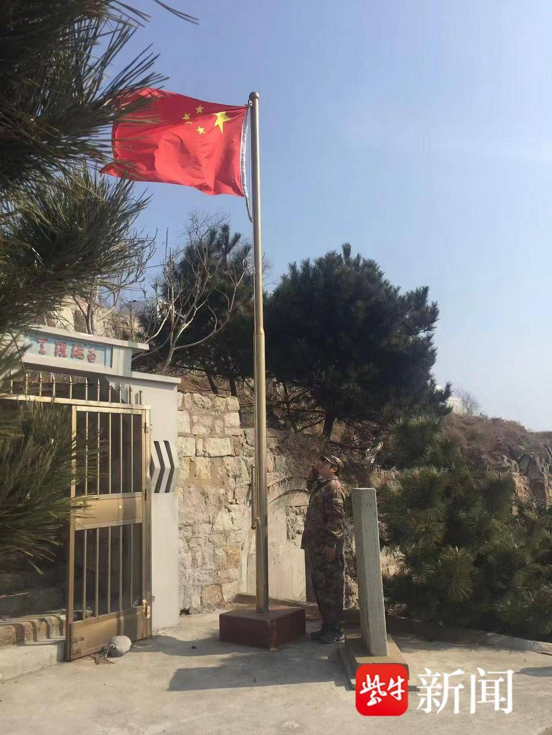 江权升旗后敬礼