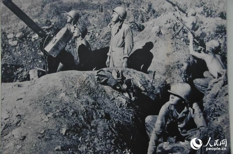 1944年8月15日，在中国怒江前线，美军向日军开火。