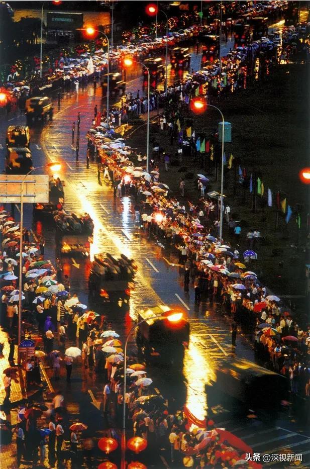 1997年,深圳市民冒雨欢送驻港部队进驻香港