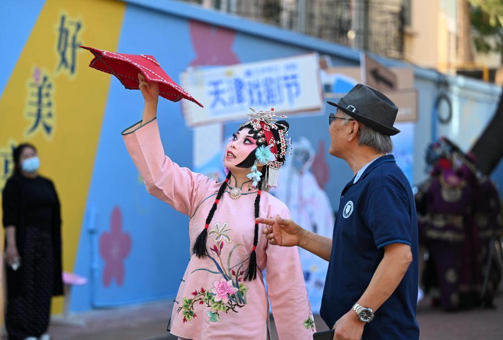 10月6日,在天津市和平区大理道一处洋楼,一名演员和游客互动。