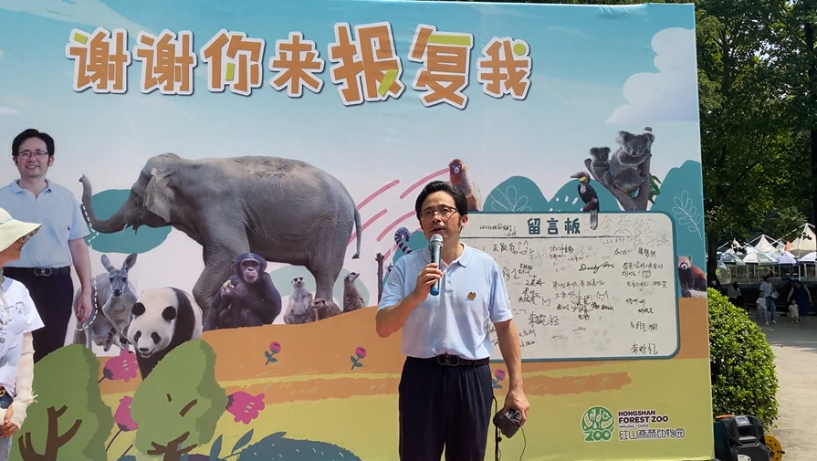 沈志军在动物园迎接客人 图/受访者提供