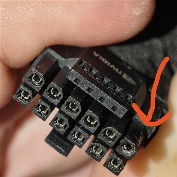 RTX 4090显卡360W都烧了!原厂适配器、80%功耗依然保不住