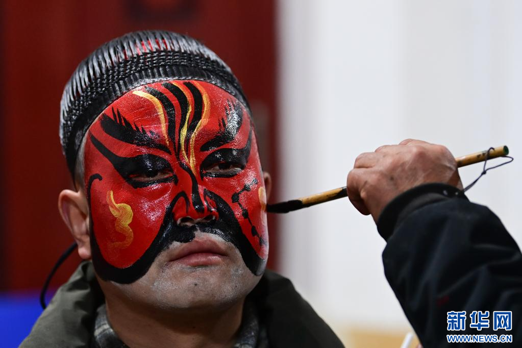 3月2日凌晨,老艺人为陇县黄花峪村社火队队员绘制社火脸谱。新华社记者 邹竞一 摄
