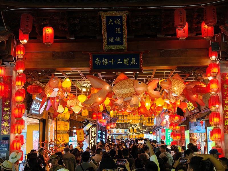 △大理古城游人如织