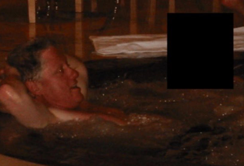 16次同飞、泳池同框,希拉里管这叫“做慈善”?