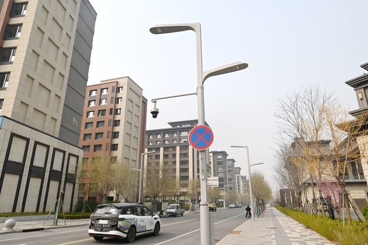 这是2026年3月26日在雄安新区容东片区拍摄的智慧灯杆。新华社记者 朱旭东 摄