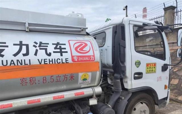 我和闺蜜去加油站想加92号油却被告知没有了,转而要95号也没货,正纳闷时油罐车一来两种油就都有了,原来油罐车内部分仓独立不会混装-有驾