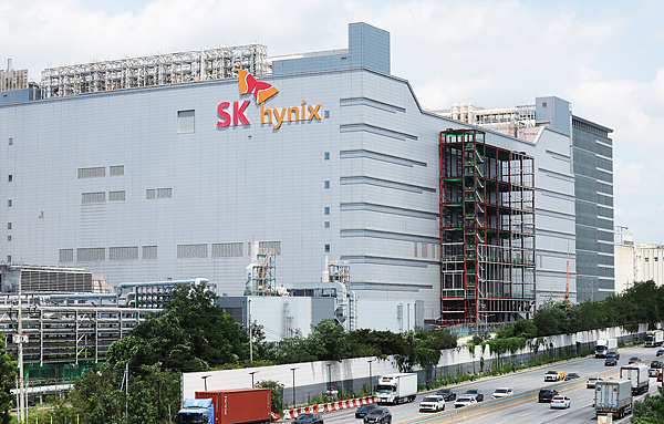 2026年7月29日,韩国京畿道利川市,SK海力士公布2026年第二季度营业利润达60.5426万亿韩元,同比增长557.2%,创历史最高纪录。