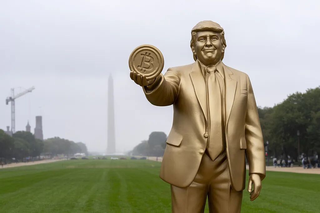 当地时期2025年9月17日，好意思国华盛顿国度广场上展示了一尊特朗普的雕像。图/视觉中国