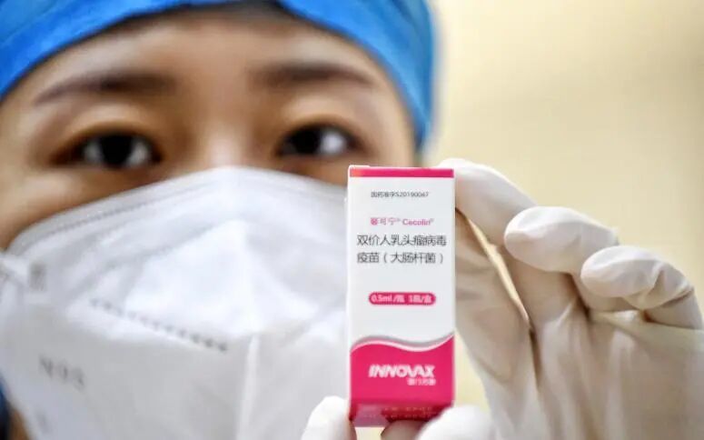 2021年3月,一名妇产科医生成为国产二价HPV疫苗首位接种者。