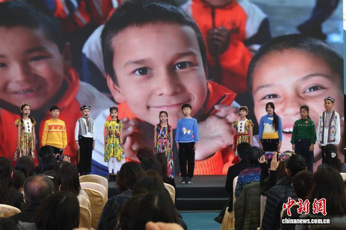 2025年12月22日,2025年度“恒爱行动——百万家庭亲情一线牵”全国启动仪式暨“恒爱行动”公益项目20周年故事分享会在北京中国妇女儿童博物馆举行。图为新疆儿童现场诗朗诵《恒爱二十载 童心向未来》。中新社记者 赵隽 摄