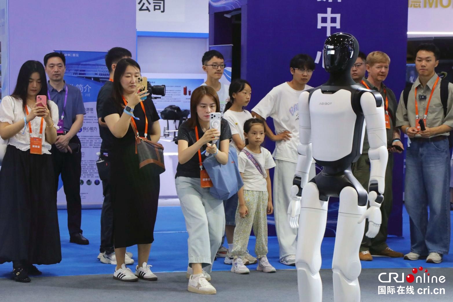 中外网红博主驻足观看具身智能机器人实操演示 摄影 陈天宇