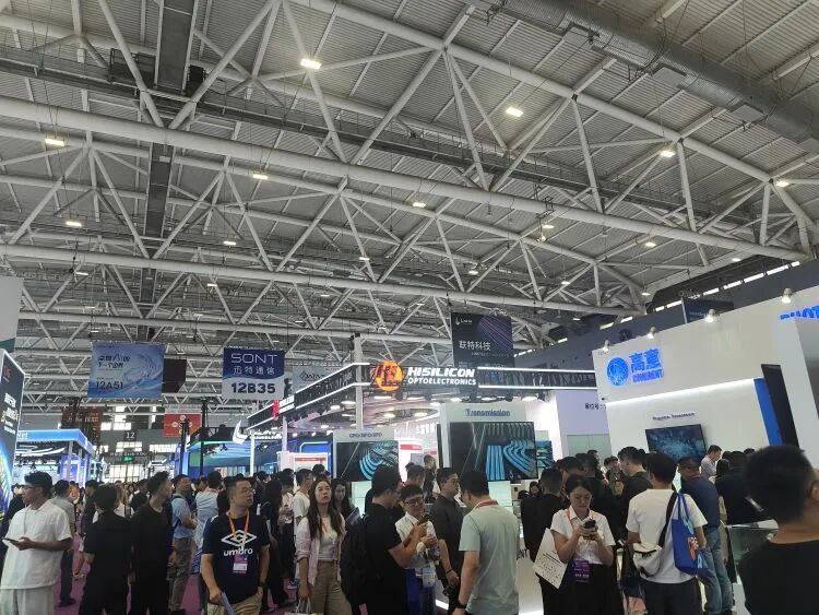 今年光博会现场。摄影/郑栩彤