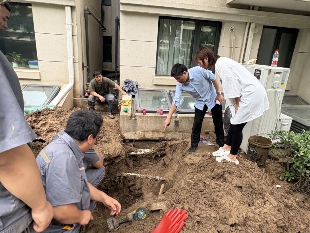 五里坨街道工作人员快速抢修排污管