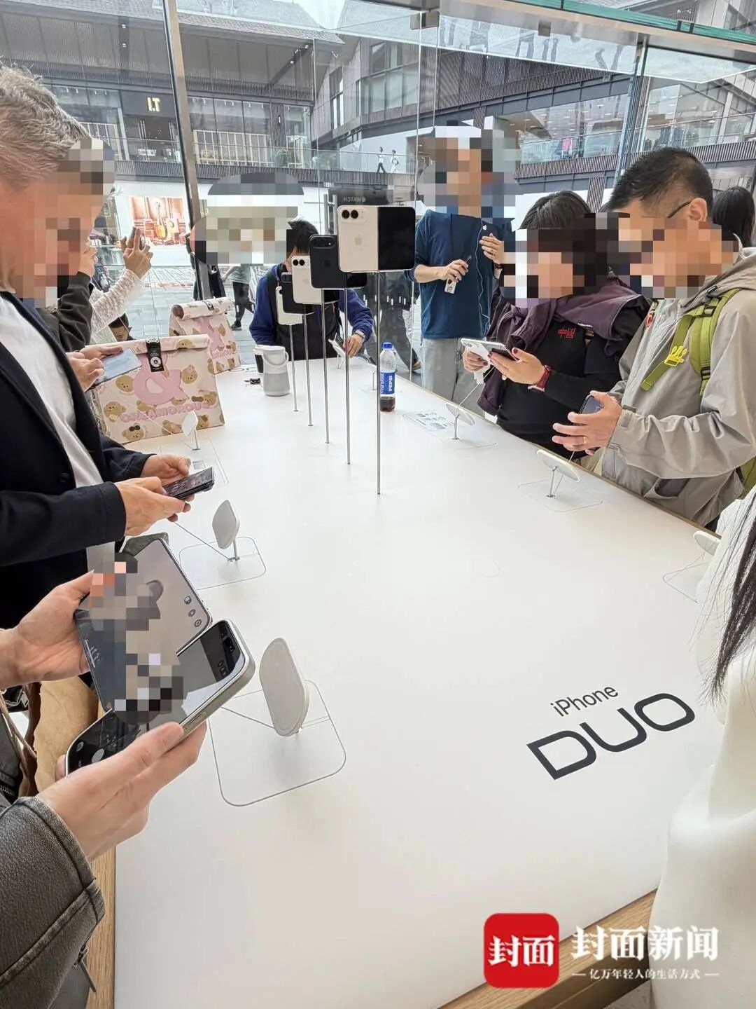 iPhone Duo展台。(封面新闻记者 边雪拍摄)
