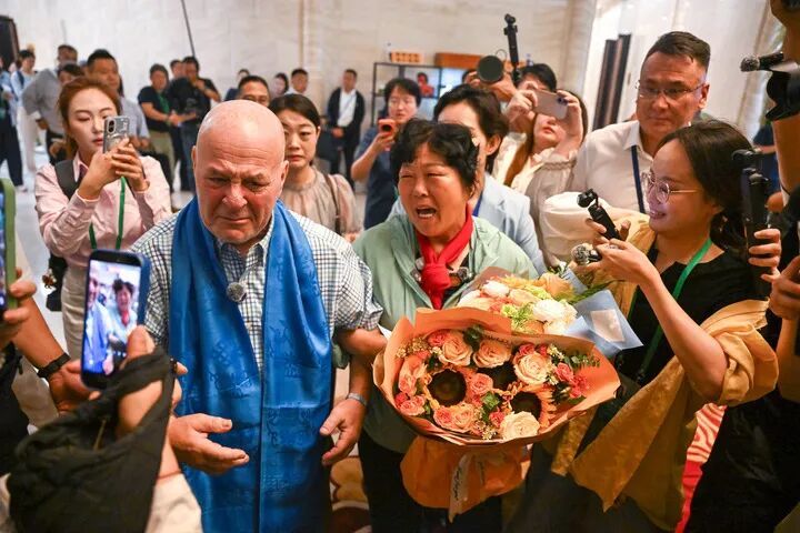 8月23日，应中国教育国际交流协会邀请，支持中国治沙事业的美国友人“赛考斯”抵达内蒙古鄂尔多斯市，与分别26年的治沙劳模殷玉珍重逢。 （新华社）