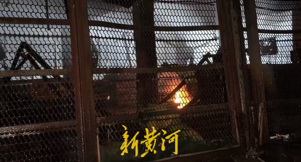 9日晚厂房内能看到零星小火