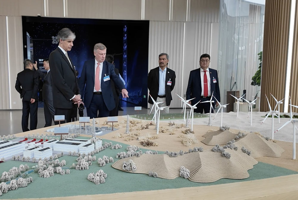 在广东省中山市明阳智慧能源集团股份公司，外国在港领团和商界参访团成员在了解能源解决方案（4月9日摄）。新华社发（李俞辉摄）