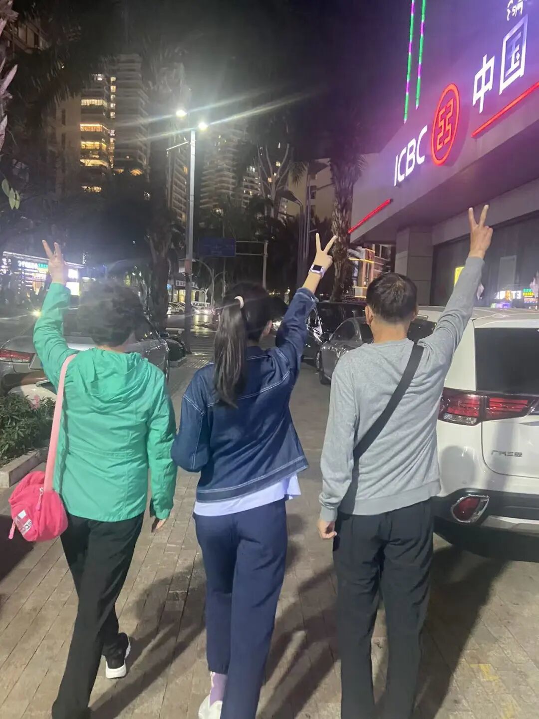 王潇和父母在西双版纳会合,女儿和父母的合影/受访者提供