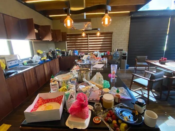 ◆奥塞格拉生前藏身的木屋,冰箱里装满了肉块、鱼类和新鲜蔬菜。(图源:El Universal)