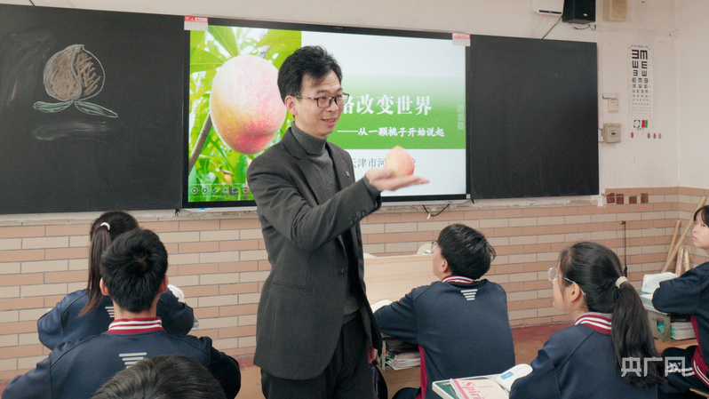 林茂用一颗桃子为道具讲解课程(央广网记者 周思杨 摄)