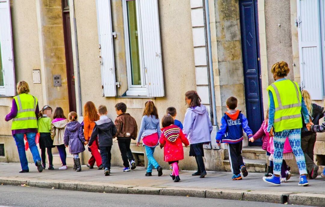 Illustration d'une sortie scolaire.