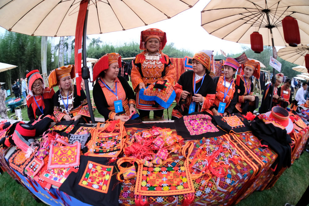 2024年4月11日，瑶族绣娘在广西南宁市“广西三月三&middot;八桂嘉年华”青秀山主会场展示、售卖瑶绣。