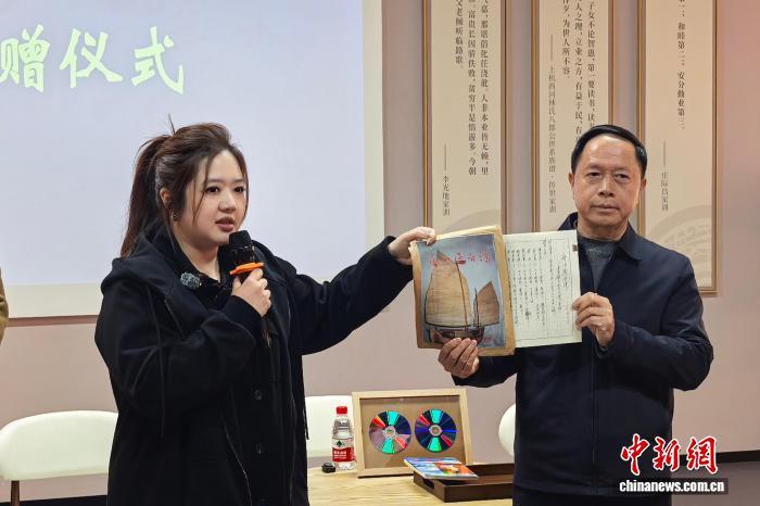 1月9日，台湾青年媒体人翟翾(左)向中国闽台缘博物馆捐赠族谱及其祖父手稿。中新网记者 孙虹 摄