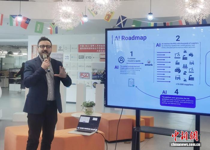 图为海南亿盟购国际贸易有限公司首席运营官黄龙向记者介绍公司运营情况。　 中新网记者 张茜翼 摄