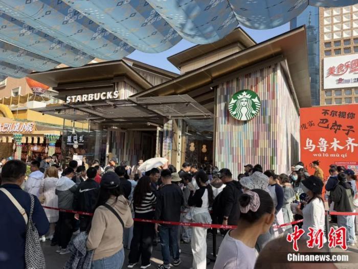 10月1日，全国首家星巴克非遗旗舰店“星巴扎”门口排起长队。储旭 摄