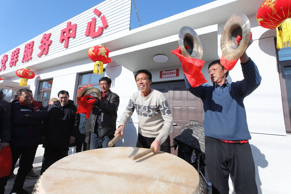 2025年1月28日，辽宁省葫芦岛市绥中县明水满族乡祝家沟村村民在重建新房的村党群服务中心前鸣锣击鼓。新华社发（田嘉 摄）