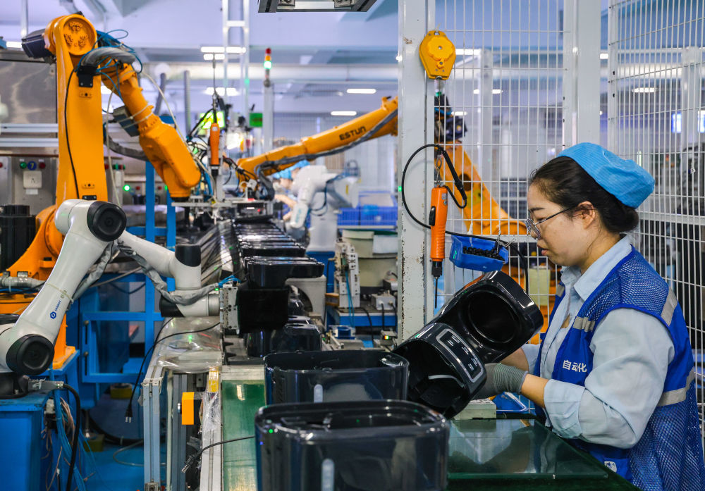 工人在新宝股份滴漏咖啡机产线上作业（2025年7月24日摄）。原来需要36名工人才能操作的滴漏咖啡机产线，经过数字化智能升级后，由16名工人即可操作，产能得到提升。