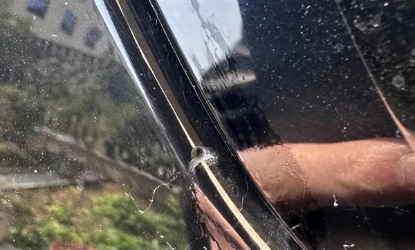 车身莫名其妙出现小圆洞!多地街头近期频现 不少车主已中招