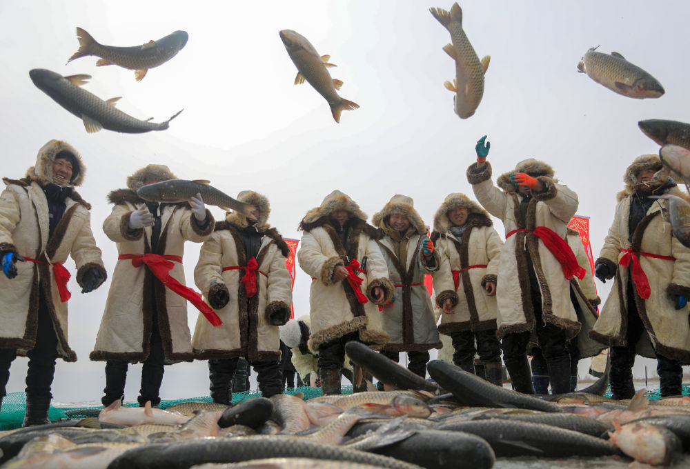 1月18日，渔民在博湖县博斯腾湖冰面上进行冬捕作业。这次巨网冬捕活动，吸引各地游客前来观赏。 新华社发（年磊摄）