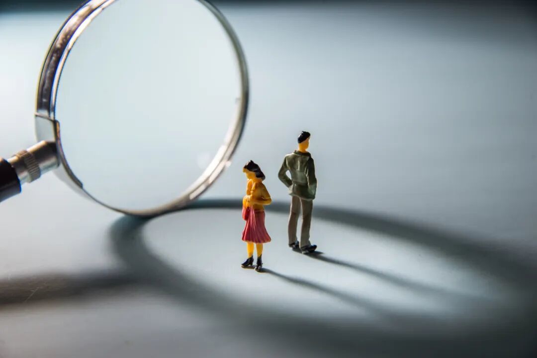 法律限定与孩子有直接法律利害关系的人，只能是父母 / 图源：图虫创意