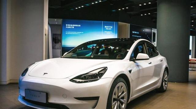 昨晚,和卖车老板聊天,他透露三个内幕消息,BBA大降价换销量却难挽颓势,国产车全球销量抬升,年轻人消费转向本土品牌-有驾