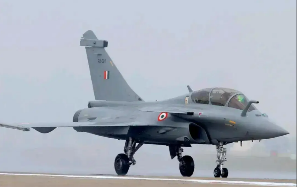 印度空军在去年“五七”空战中损失惨重,也促使印度寻求性能更先进的飞机。