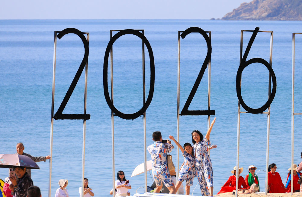 2026年1月1日,游客在海南省三亚市大东海旅游区拍照。新华社发(李学仕 摄)