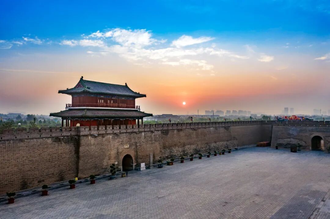 摄图网_501682055_石家庄正定古城南门日出(企业商用).jpg