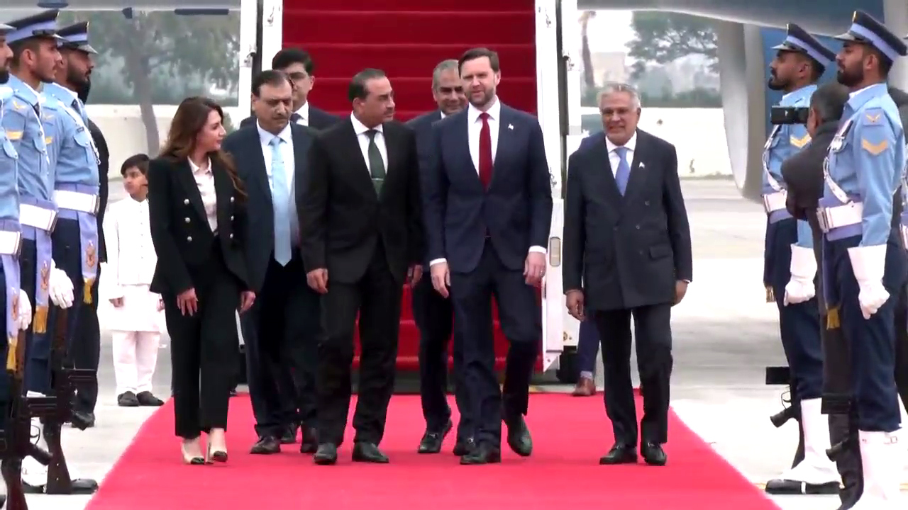 4月11日,美国副总统万斯抵达位于巴基斯坦首都伊斯兰堡附近城市拉瓦尔品第的努尔汗空军基地(视频截图)。新华社发