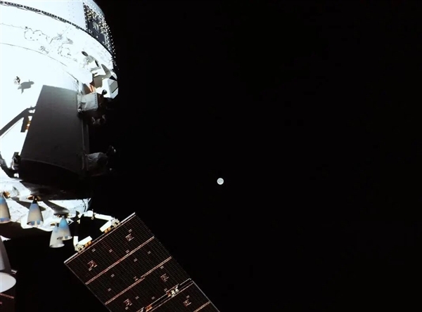 阿尔忒弥斯2号飞过“地月中点”：将从6500公里外掠过月球