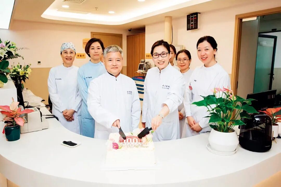 同济大学附属东方医院妇产科主任、妇儿生殖医学部主任、医学人工智能创新中心主任段涛（左三）与团队成员。
